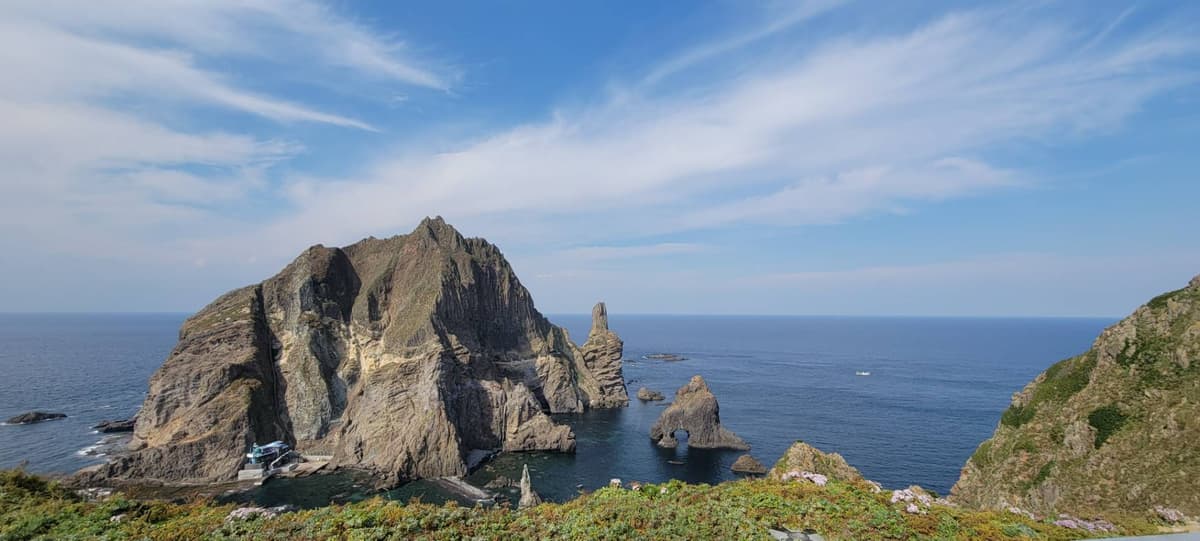 독도 서도. 독도는 대한민국 가장 동쪽에 있는 섬으로, 한국인에게 뜻깊은 영토이다. 동도와 서도 두 섬과 89개의 부속 바위섬으로 이루어져 있으며, 다양한 생물이 살아 천연기념물로 보호되고 있다. 동도에서 바라본…
