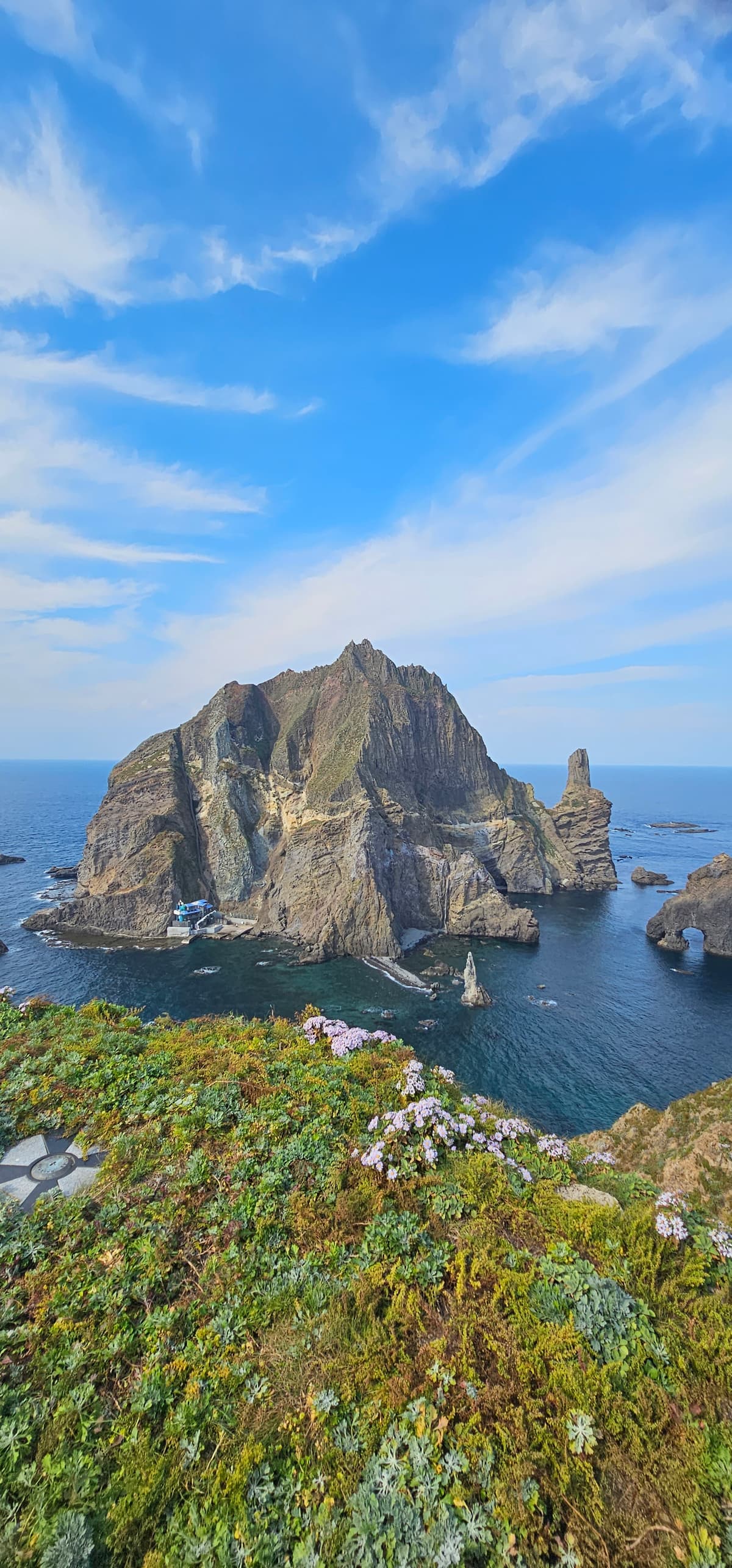 독도 서도. 독도는 대한민국 가장 동쪽에 있는 섬으로, 한국인에게 뜻깊은 영토이다. 동도와 서도 두 섬과 89개의 부속 바위섬으로 이루어져 있으며, 다양한 생물이 살아 천연기념물로 보호되고 있다. 동도에서 바라본…