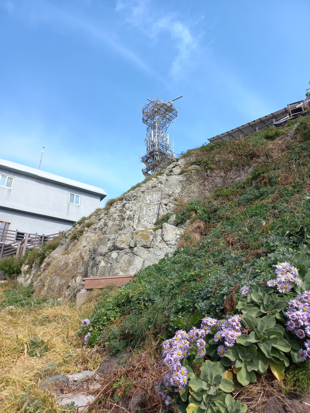 독도 한국령 표시. 독도는 대한민국 가장 동쪽에 있는 섬으로, 한국인에게 뜻깊은 영토이다. 동도와 서도 두 섬과 89개의 부속 바위섬으로 이루어져 있으며, 다양한 생물이 살아 천연기념물로 보호되고 있다. 동도의…