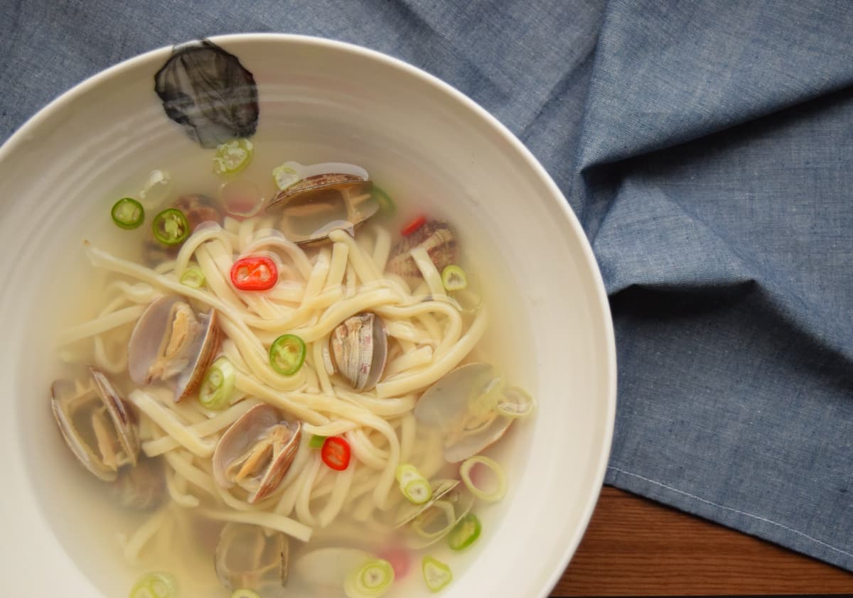 바지락 칼국수. 칼국수는 한국의 대표적인 국수요리로 재료에 따라 종류가 다양하다. 바지락칼국수는 바지락조개를 넣어 만든 것인데, 안산 등 갯벌이 있는 남서해안 지역이 유명하다. 특별히 한국의 서해와 남해 갯벌은…