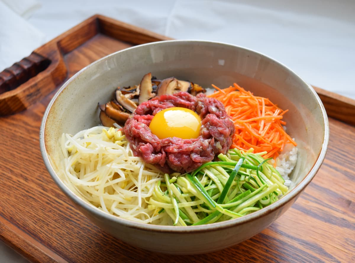 비빔밥. 비빔밥은 밥 위에 각종 나물과 고기 등을 얹어 양념에 비벼먹는 음식이다. 지역에 따라 다양한 재료를 사용하여 여러 종류가 있는데, 전주지역의 비빔밥이 유명하다. 특히 전주지역은 700여체의 한옥이…