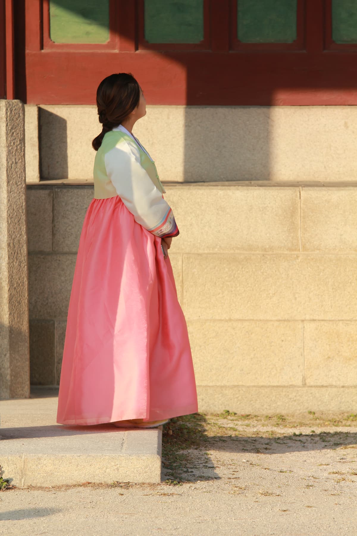 한복. 한복은 한국의 역사와 문화, 정체성이 깃든 전통 의복입니다. 시대에 따라 형태와 색, 소재 등이 변화해 왔지만, 저고리에 바지나 치마를 갖추어 입는 기본 구성은 오늘날까지 이어지고 있습니다. 전통적으로…