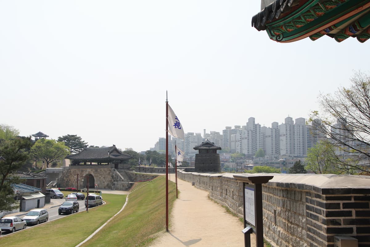 수원 화성 창룡문과 동북공심돈 Changryongmun Gate and Dongbukgongsimdon at Hwaseong Fortress, Suwon